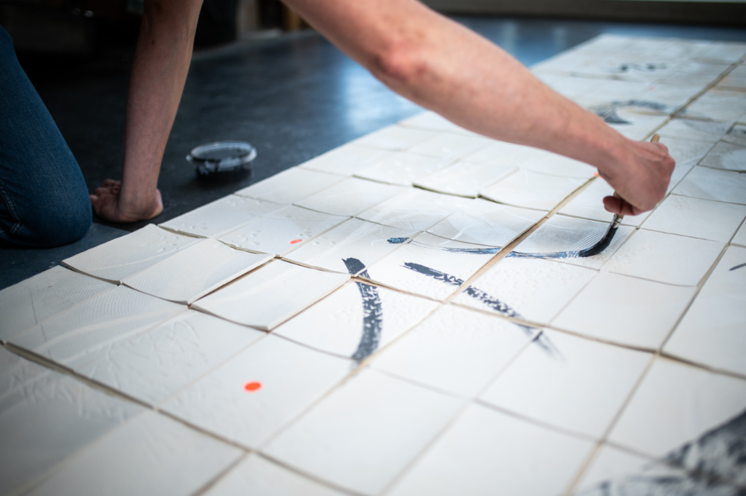 Uitrollen van het NNO veertje. Foto: Mariska de Groot