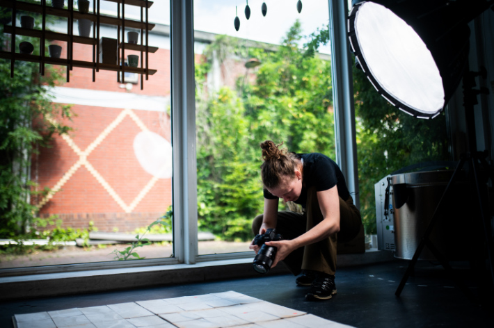 Uitrollen van het NNO veertje. Foto: Mariska de Groot