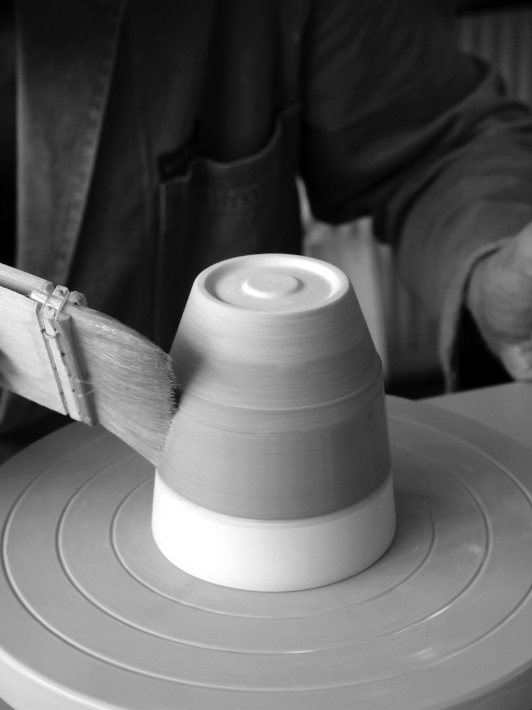 Decoratie aanbrengen Wierd&Wad kopjes, zwart-wit foto